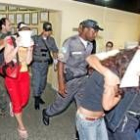 La esposa de Juan Carlos Roncero, a su llegada a la comisaría