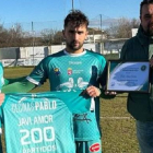 Javi Amor, con su camiseta conmemorativa de los 200 partidos. AT. ASTORGA