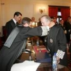 Gregorio Segurado impone la medalla a Javier Amoedo, con Juan Carlos Suárez Quiñones detrás de ellos