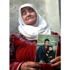 Rashida Badran muestra la foto de su hijo (el kamikaze) y su nieto