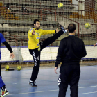 Rogelio Llamazares, uno de los capitanes, en el centro de la imagen, durante un entrenamiento del Abanca Ademar.