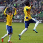 Kaká y Neymar celebran uno de los tantos conseguidos por el delantero del Santos.