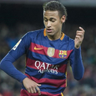 Neymar baila celebrando un gol al Espanyol en la Copa del año pasado.