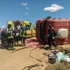 Efectivos de bomberos y del servicio de emergencias sanitarias durante el rescate.