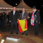 El alcalde Raúl Valcarce, junto al pedáneo y la teniente alcalde, en la inauguración de la plaza.