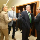 Hevia (centro), con los responsables de Urgencias.