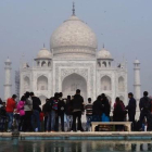 Visitantes ante el  monumento Taj Majal, en India.