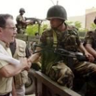 El presidente colombiano, Álvaro Uribe, saluda a unos militares en la localidad de Valledupar