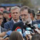 El presidente del Gobierno, Mariano Rajoy (3i), acompañado por el presidente de la Xunta, Alberto Núñez Feijóo (i), el vicepresidente de la Xunta, Alfonso Rueda (detrás i) y el delegado del gobierno, Santiago Villanueva (d)