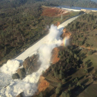 Desagüe de la presa Oroville para intentar reparar el agujero en uno de sus aliviaderos.