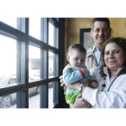 Tania Cepeda, cubana, y Guillermo Fernández, español, con su hija María, de cuatro meses