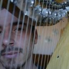 Francisco Javier Pozuelo, tras un arpa construida por él mismo