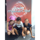 Alba, Pablo y Cristina posan ante el cartel de ‘Masterchef Junior’.