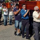 Imagen de los féretros de los cuatro jóvenes que regresaban a Oliva de Mérida.