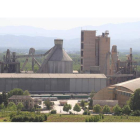 El exterior de la planta cementera de Cosmos en Toral de los Vados, ahora propiedad del grupo brasileño Votorantim.