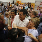 El exlíder del PSOE y candidato a las primarias Pedro Sánchez saluda a militantes socialistas en Viladecans, este jueves.