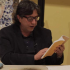 El poeta Miguel Ángel Curiel visita hoy León. DL