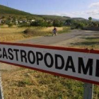 La entrada por carretera a la localidad de Castropodame