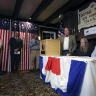 La única mesa electoral de Dixville Notch, el pueblo más pequeño de Nuevo Hampshire y el primero que votó en la medianoche de este martes, ocho de noviembre de 2016.