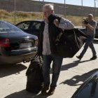 Rodrigo Rato con dos grandes bolsas a su ingreso en la prisión de Soto del Real. VÍCTOR LERENA
