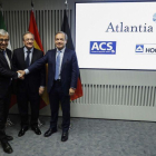 El presidente de ACS, Florentino Pérez (c); el consejero delegado de Atlantia, Giovanni Castelluci (i), y el presidente de Hochtief, Marcelino Fernández Verdes (d), durante una rueda de prensa para explicar los detalles de su oferta conjunta por la totali