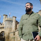 El escritor cordobés José Manuel Morales ante el castillo de Ponferrada. FOTO CORTESÍA DEL ESCRITOR