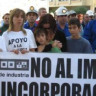 La esposa y los hijos de un encerrado en la protesta de Bembibre.