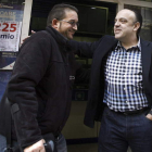 El vendedor ambulante Julián García conversa con el lotero de Lorca, Luis José Chichoné.