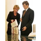 Esperanza Aguirre, entregando a Gates un ejemplar del «Quijote»