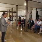 Juan Francisco Martín, director de La 8, durante la inauguración de la exposición.
