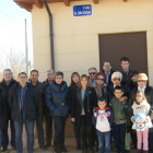 La familia de Lidia Rodríguez posa bajo la placa, junto al alcalde y algunos concejales.