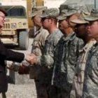El embajador de EE.UU., Ronald E. Neumann, saluda a las tropas de la Otan desplegadas en Farah