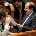 José Antonio de Santiago Juárez, Carlos Fernández Carriedo y Juan Vicente Herrera, en el pleno sobre