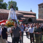 La foto muestra la procesión del pasado año a la salida del santuario mariano.