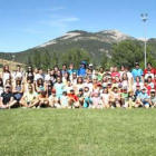 Jovenes americanos y de Cistierna en el polideportivo.