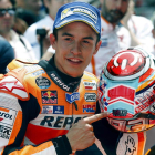 Márquez señala en su casco la dedicatoria a Salom. DALMAU