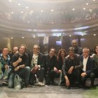 El ganador, junto a los otros concursantes, los artistas invitados, cómicos y autoridades.