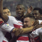 Igason (Islandia), Andreas Pereira (Brasil), Adrián Ramos (Colombia), Héctor (España) y Hongla (Camerún) se abrazan tras el segundo gol del Granada al Betis, el viernes.