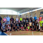 Entrenadoras y gimnastas junto al alcalde de Sariegos, Roberto Aller, y el concejal Carlos López. DL