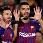 Messi y Luis Suárez celebran el tercer gol del Barcelona ante el Eibar. ALBERTO ESTÉVEZ