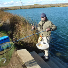 El pescador David Calzado, especialista en aguas embalsadas.