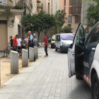 El joven marroquí apuñalado esta tarde espera la llegada de la ambulancia junto a una patrulla de los Mossos