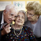 Ana Vela, con sus hijos Juan y Ana, en la celebración de su 110 cumpleaños.