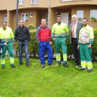 La comitiva municipal, ayer durante su encuentro con los trabajadores de las zonas verdes.