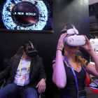 Dos personas participan en una demostración de realidad virtual en el salón CES. MIKE NELSOS