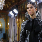 Una creación de la diseñadora Juana Rique durante un desfile de la pasarela de novias Atelier Couture. LUIS MILLÁN
