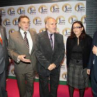 Miguel Alejo Vicente y Demetrio Madrid conversan con algunos de los asistentes a la gala.