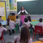 El personaje de Dulcinea visitó a los niños del colegio San Ignacio para hablarles de Cervantes. LDM