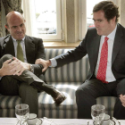 El ministro De Guindos, acompañado por el vicepresidente de la CEOE, Garamendi.
