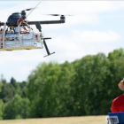 Un usuario controla un dron en un centro de investigación en los Pirineos franceses.